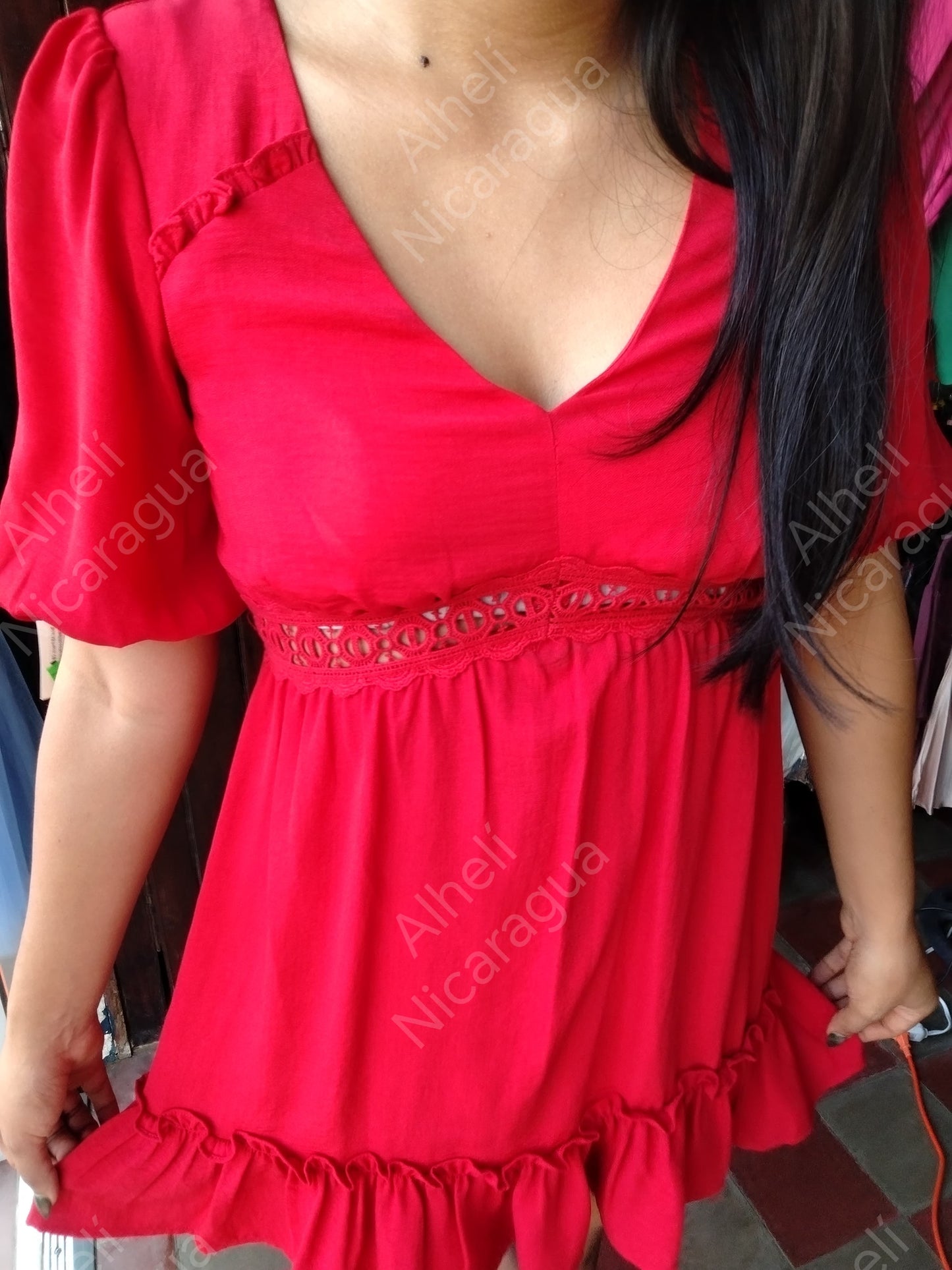 Vestido corto rojo con manga de princesa