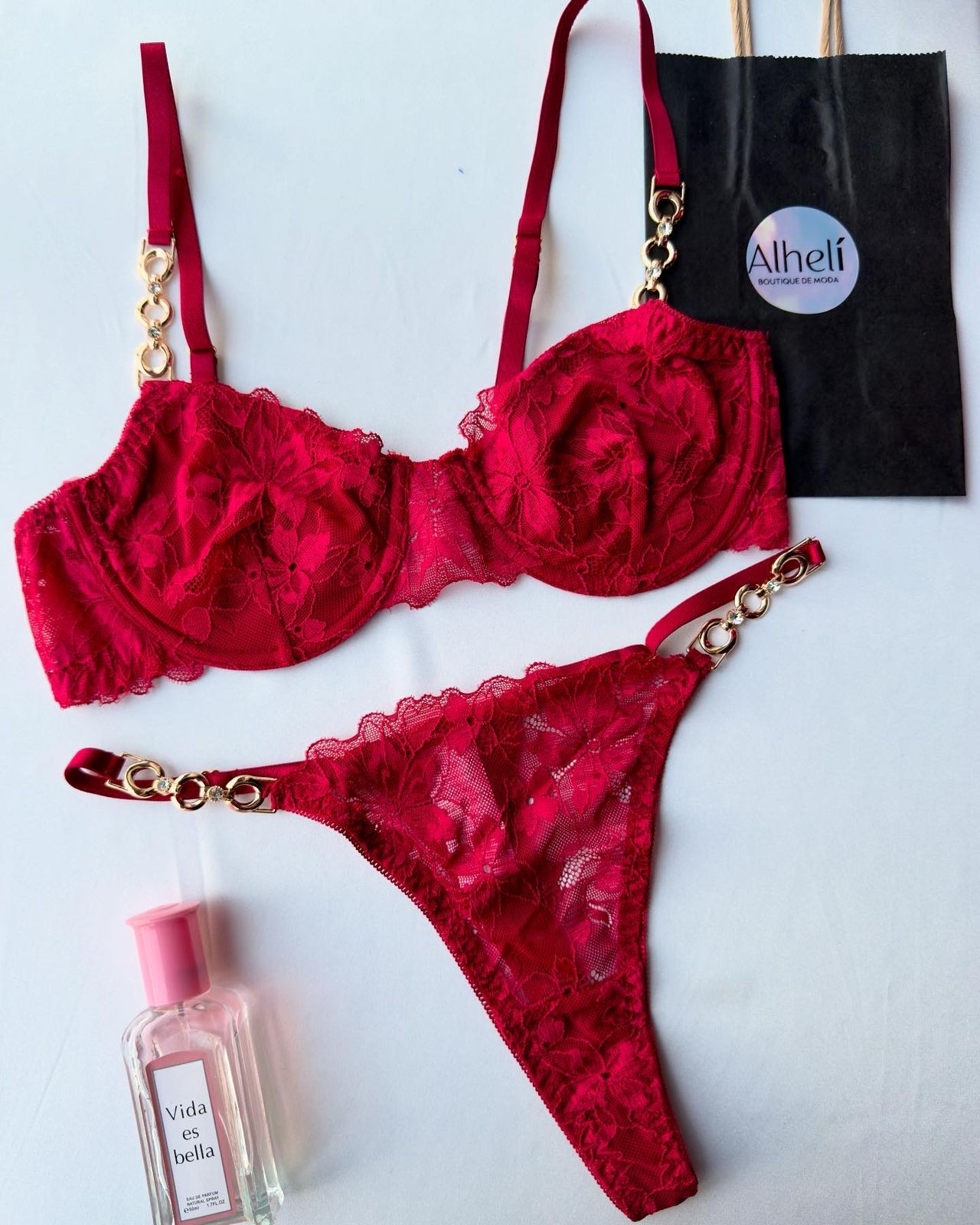 Lencería rojo con sujetador y braguita con aros y detalles de encaje floral y cadena
