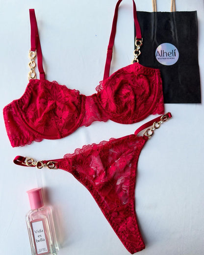 Lencería rojo con sujetador y braguita con aros y detalles de encaje floral y cadena