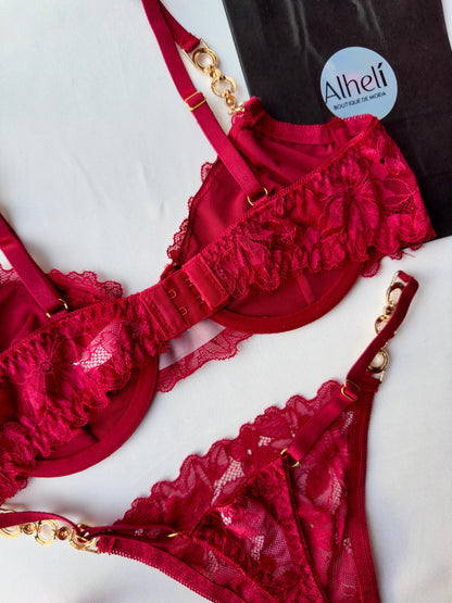 Lencería rojo con sujetador y braguita con aros y detalles de encaje floral y cadena