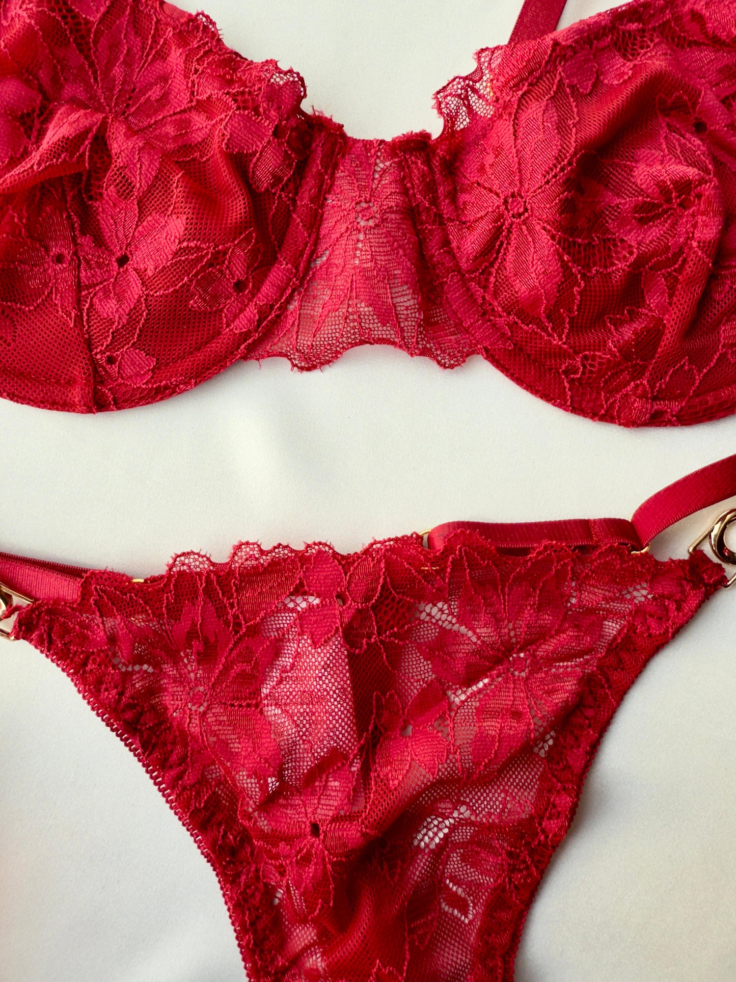 Lencería rojo con sujetador y braguita con aros y detalles de encaje floral y cadena