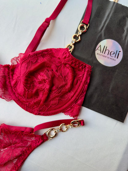 Lencería rojo con sujetador y braguita con aros y detalles de encaje floral y cadena