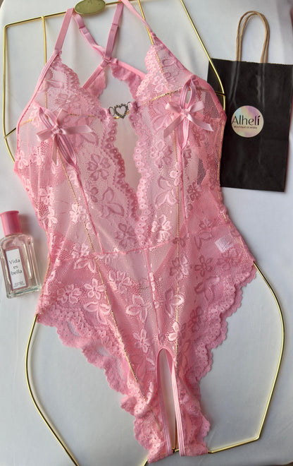 Lencería Rosada con escote profundo, adorno de encaje floral y ribete rizado