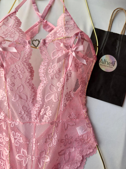 Lencería Rosada con escote profundo, adorno de encaje floral y ribete rizado