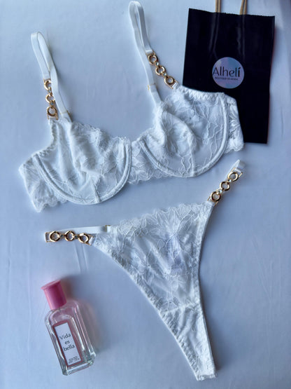 Lencería blanco con sujetador y braguita con aros y detalles de encaje floral y cadena