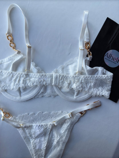 Lencería blanco con sujetador y braguita con aros y detalles de encaje floral y cadena