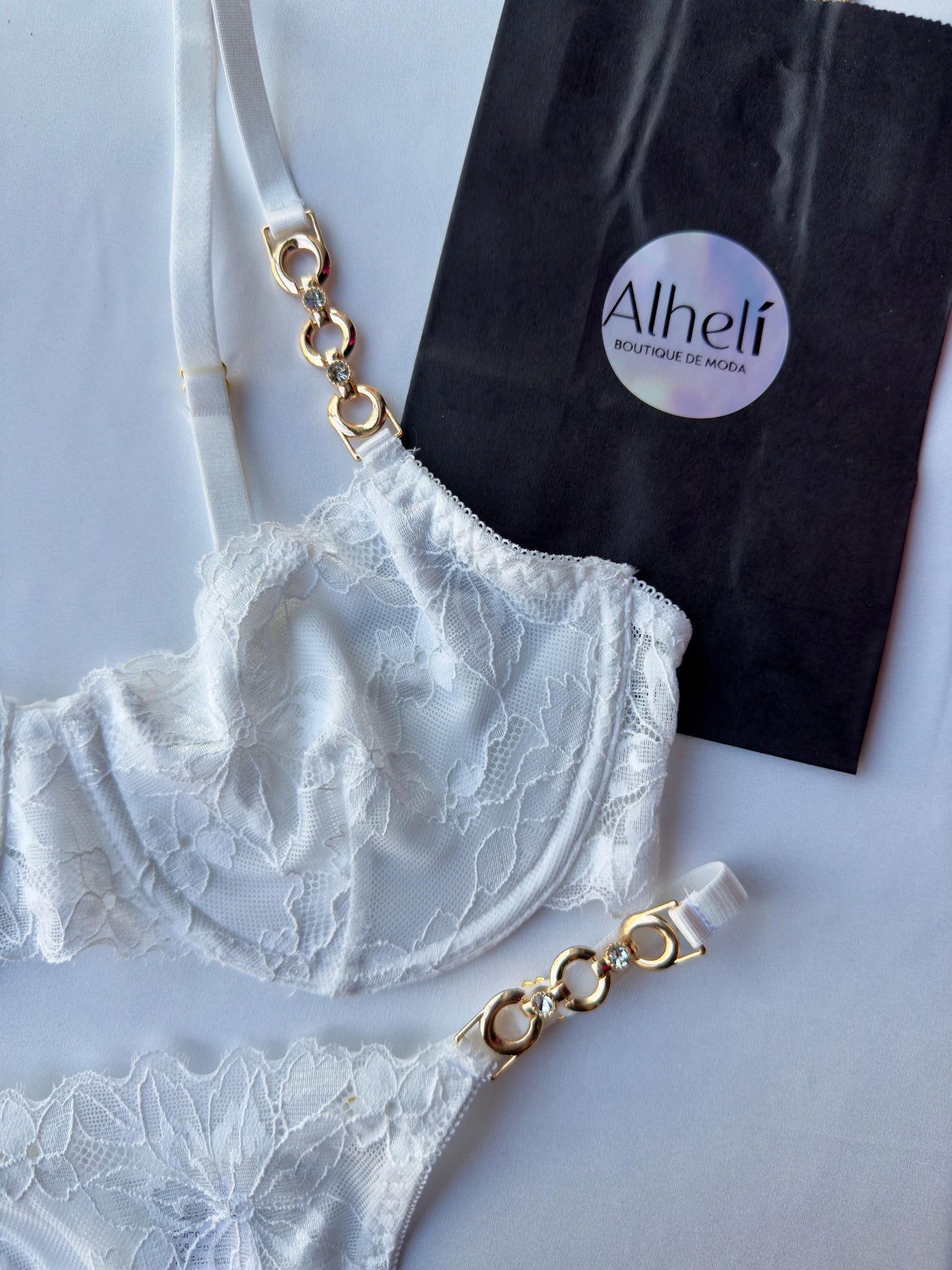 Lencería blanco con sujetador y braguita con aros y detalles de encaje floral y cadena