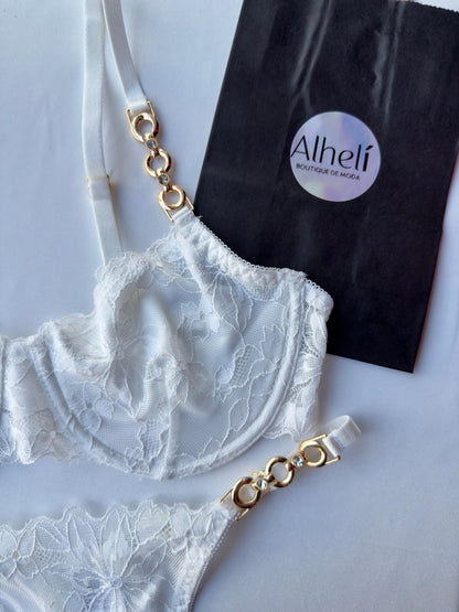 Lencería blanco con sujetador y braguita con aros y detalles de encaje floral y cadena