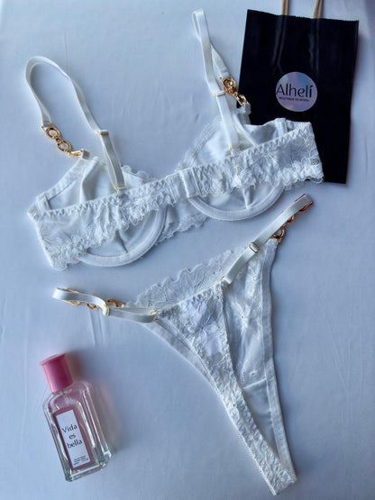 Lencería blanco con sujetador y braguita con aros y detalles de encaje floral y cadena