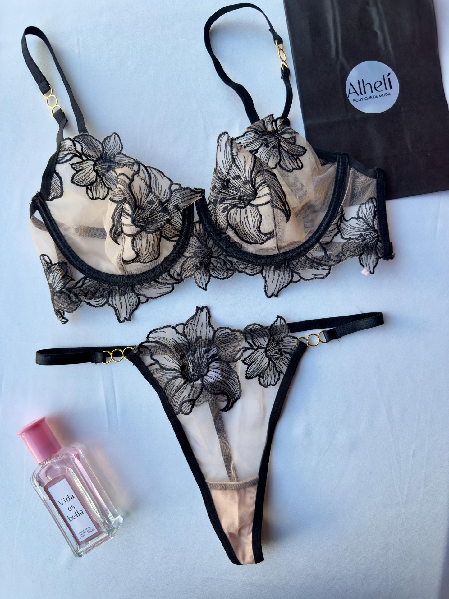 Lencería negra con bordado floral de malla