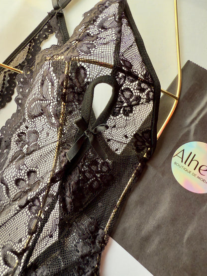 Lencería Negra con cuello en V profundo, corazón hueco y estampado floral, de tiro bajo