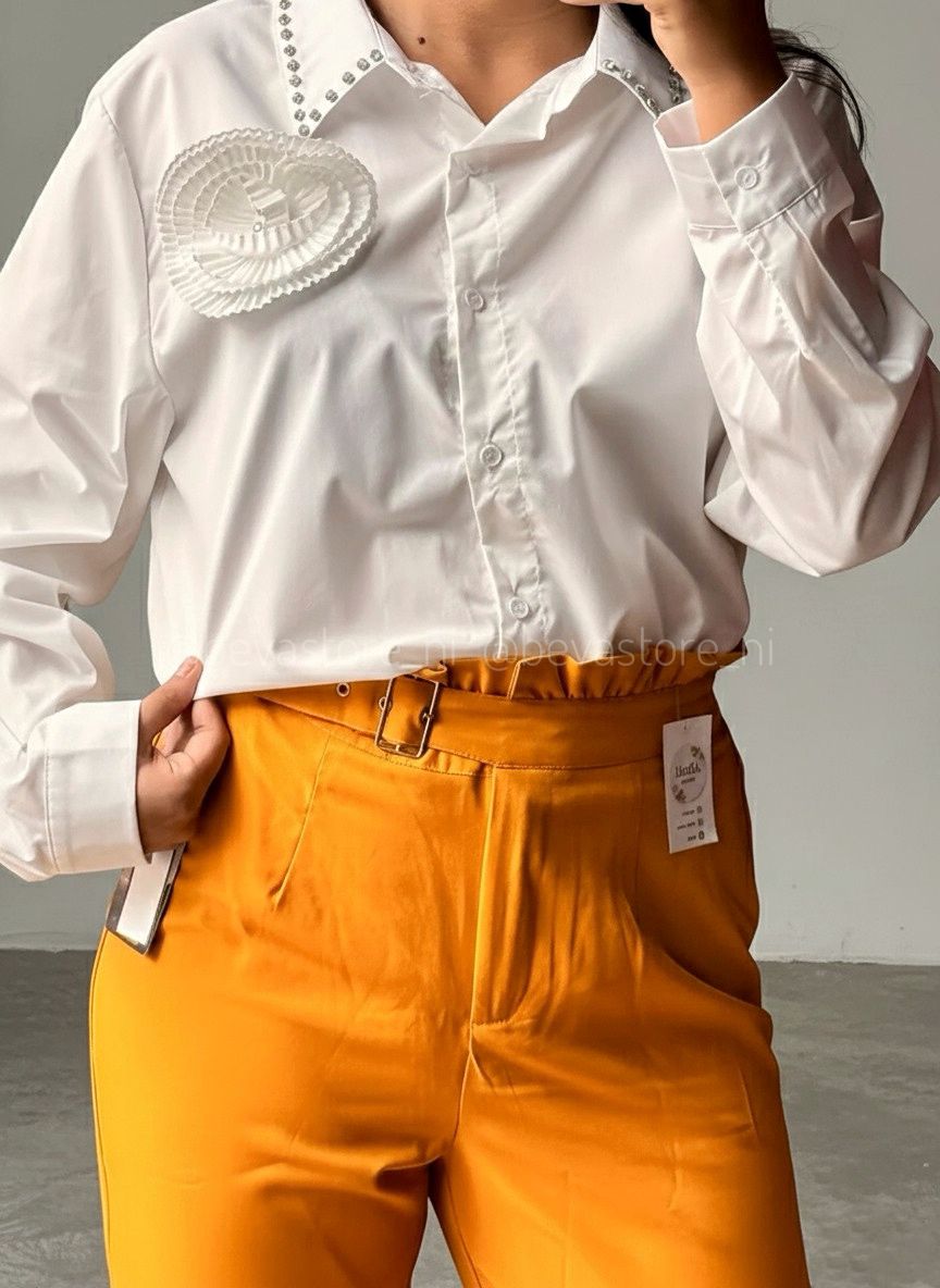 Camisa de vestir manga larga, con rosa 3D