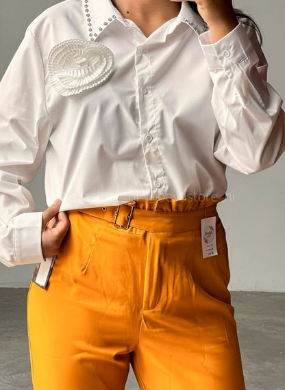 Camisa de vestir manga larga, con rosa 3D