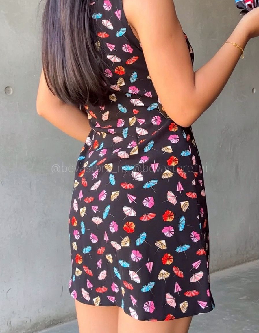 Vestido corto negro de sombrilla