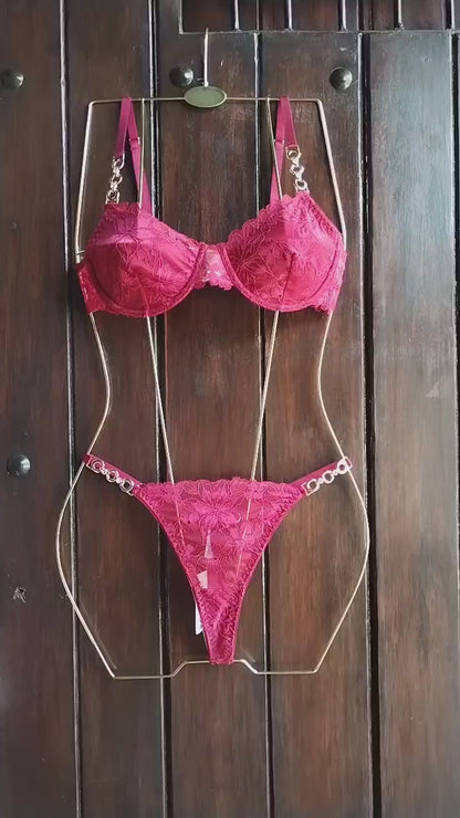 Lencería rojo con sujetador y braguita con aros y detalles de encaje floral y cadena