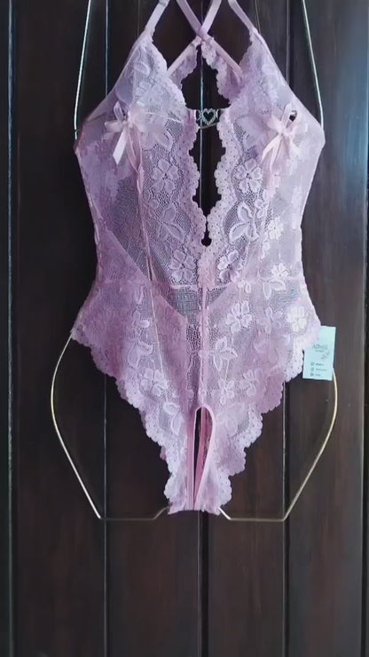 Lencería Rosada con escote profundo, adorno de encaje floral y ribete rizado