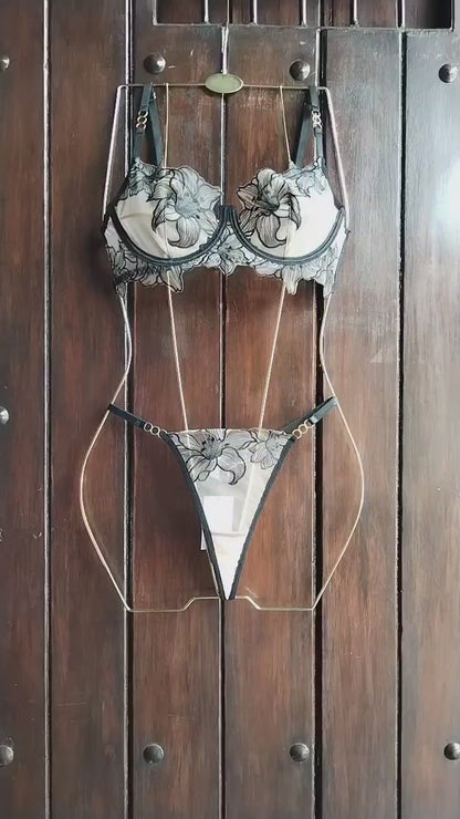 Lencería negra con bordado floral de malla